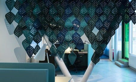 AIRLEAF dekorativer und schallabsorbierender hängender Raumteiler