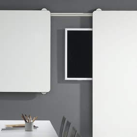 Der Freiraum hinter den Whiteboards reicht aus, um beispielsweise Flachbildfernseher unterzubringen.